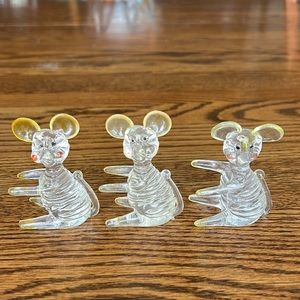 Vintage collectible seated mouse with outstretched arms figurine. Set of 3